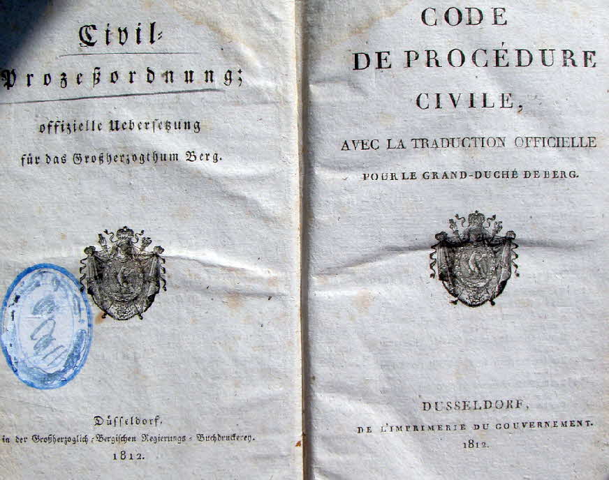 Der Code civil, oft auch Code Napol�on genannt, ist das franz�sische Gesetzbuch zum Zivilrecht, das von Napoleon Bonaparte am 21. M�rz 1804 eingef�hrt wurde. Mit dem Code civil schuf Napoleon ein bedeutendes Gesetzeswerk der Neuzeit. In Frankreich ist es in wesentlichen Teilen noch heute g�ltig.
Der Titel lautete urspr�nglich Code civil des Fran�ais (�Zivilgesetzbuch der Franzosen�). Zu Ehren des Kaisers war zwischen 1807 und 1815 Code Napol�on die offizielle Bezeichnung, dann nochmals zwischen 1853 und 1871 unter Napoleon III.
In den von Napoleon besetzten oder beeinflussten Gebieten wurden meist beide und auch die anderen der Cinq codes (�f�nf Gesetzb�cher�) eingef�hrt, auch wenn meist nur der Code civil erw�hnt wird.
Grossherzogtum Berg bei D�sseldorf - 1812 - 13 x 20 cm - 150 Seiten -  59 € mtl./K 350 €